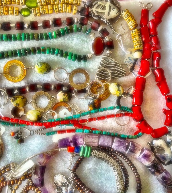 Comment agrémenter une blouse à volants avec des bijoux pour un événement semi-formel?